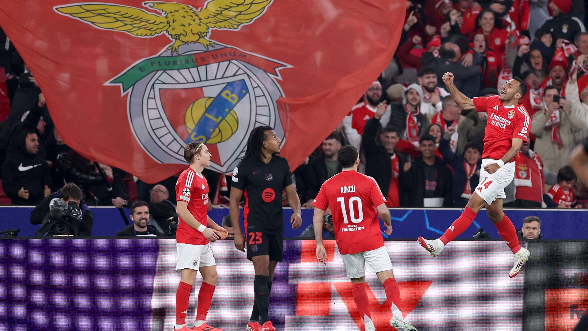 勒在场上的 勒在场上的