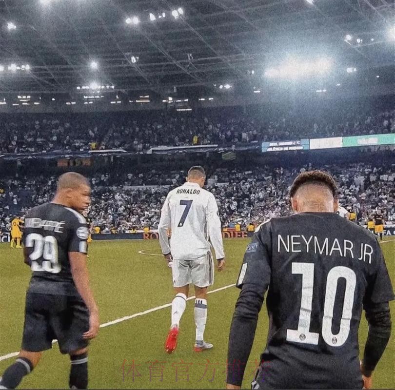 马卡:皇马从未考虑让C罗回归 谣言因球员回来训练